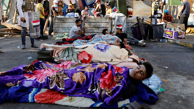 Göstericiler Bağdat sokaklarında uyumaya başladı.