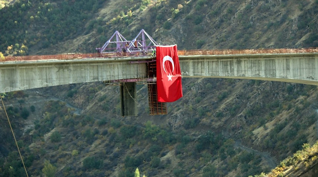 İki ili birbirine bağlayacak olan Botan Köprüsü, Türkiye’nin en uzun köprüsü olarak tarihe geçecek.