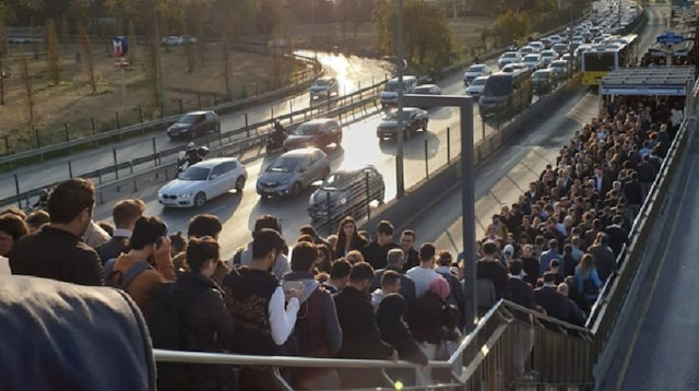 Altunizade metrobüs durağında yaşanan yoğunluk