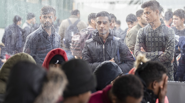 Yunanistan'da adalardaki düzensiz göçmenlerin ana karaya taşınması devam ediyor.