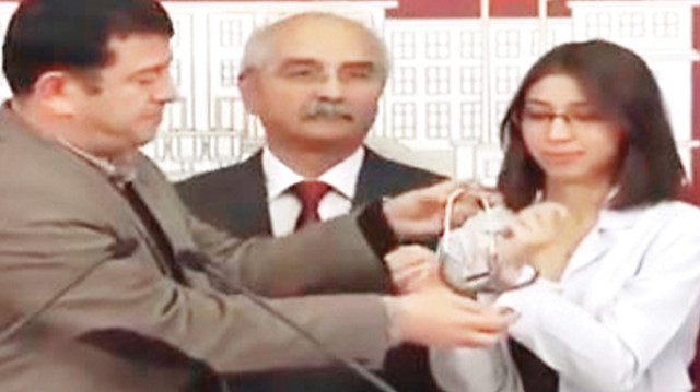 CHP’li Ağbaba, terörist Özge Aydın’a Meclis’te basın açıklaması yaptırırken...