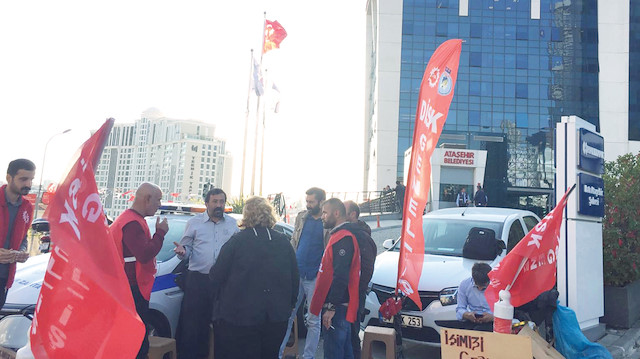 Ataşehir Belediyesi önündeki eyleme vatandaşlar da destek veriyor.