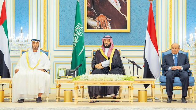 Yemen’i fiilen üçe bölen anlaşmanın imzası sırasında, BAE Veliaht Prensi Muhammed bin Zayed (solda), Suudi Arabistan Veliaht Prensi Muhammed bin Selman (ortada) ve Yemen Cumhurbaşkanı Mansur Hadi (sağda) hazır bulundu.