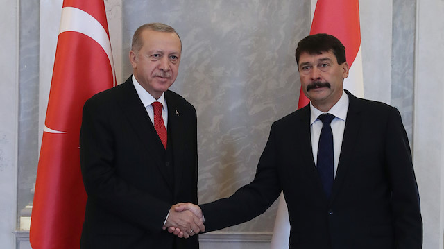 أردوغان يلتقي نظيره المجري في العاصمة بودابست