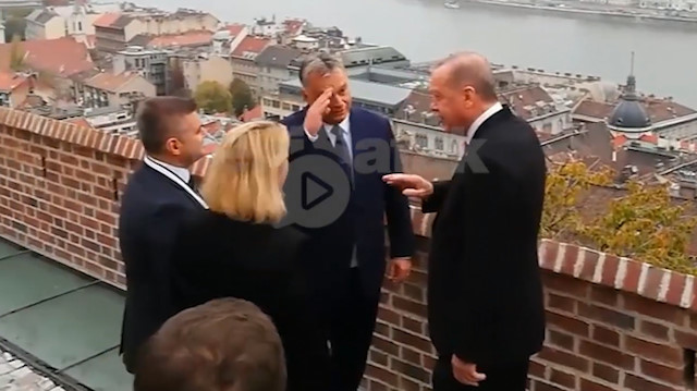 Budapeşte'yi yüksekten gören bir binanın çatısına çıkan Erdoğan ve Orban, bir süre burada sohbet etti. ​