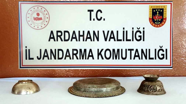 Jandarma ekiplerinin düzenlediği operasyonda Osmanlı dönemine ait tas ve kase bulundu​.
