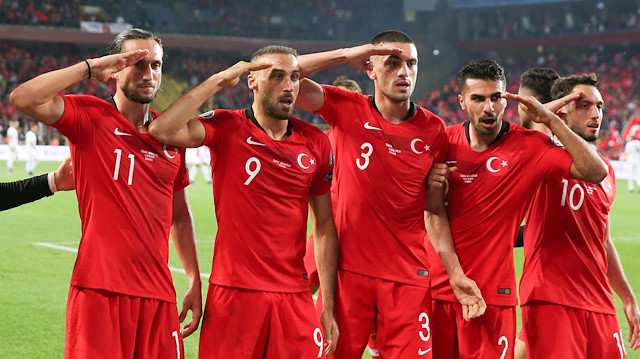 Milli futbolcularımız, Arnavutluk ve Fransa maçlarında asker selamı vermişti.