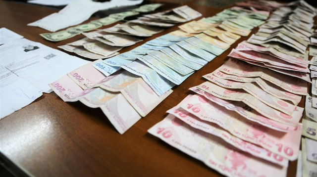 Dilencinin üzerinden 2 bin 280 Türk Lirası, 3 bin dolar ve yakın zamanda bankadan yapılan havale işlemlerine ait dekontlar çıktı. 