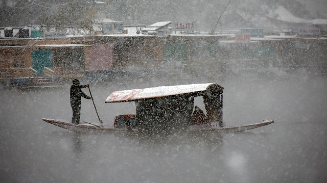 Heavy snowfall kills 3 people in Kashmir

