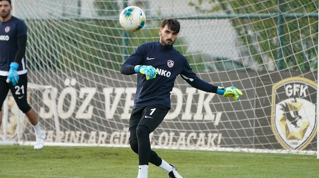 28 yaşındaki Günay Güvenç, bu sezon Süper Lig'de 8 maçta Gaziantep FK'nın kalesini korudu.