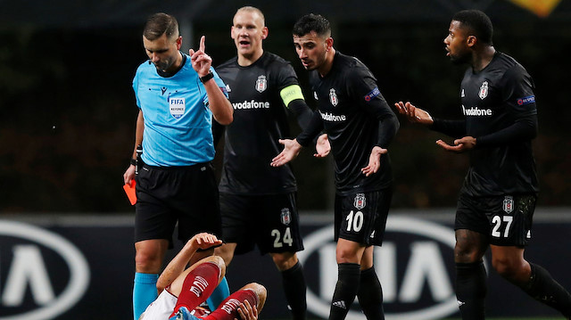 Beşiktaşlı futbolcu, Litvanyalı hakemin verdiği kırmızı kartın ardından oyun dışında kaldı.