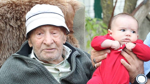 100 yaşındaki Ethem Ekşi, en küçük torunu ile birlikte.