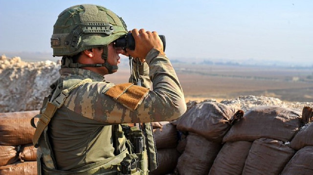 Gözlem noktasındaki Türk askeri