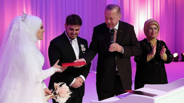 AK Parti Genel Başkan Yardımcısı Mahir Ünal'ın kızı Elif Sena Ünal evlendi.