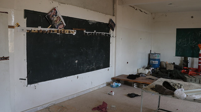 YPG'li teröristlerden tarafından karargah olarak kullanılan okulda çok sayıda örgüt paçavrası ve askeri malzeme ele geçirildi.