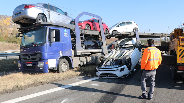 Kaza yapan TIR'daki 8 yeni otomobil hasar gördü. 