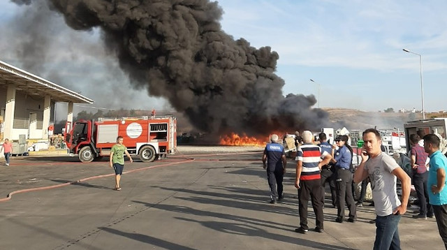 Çevredeki vatandaşları korkutan yangın, ekiplerin bir saatlik çalışması sonucu söndürülerek kontrol altına alındı.