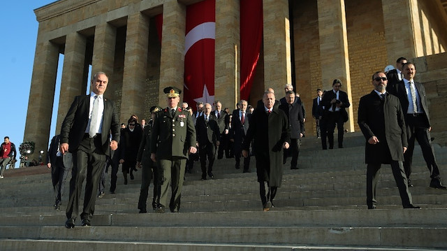 Devlet erkan Cumhurbaşkanı Erdoğan'ın önderliğinde Anıtkabir'i ziyaret etti. 
