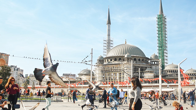 Beyoğlu Belediye Başkanı Haydar Ali Yıldız, Taksim Camisi’nin dış cephe mermer kaplama işleminin yüzde 90’ının bittiğini, gelecek yıl yaz aylarında ibadete açılmasının planlandığını kaydetti.