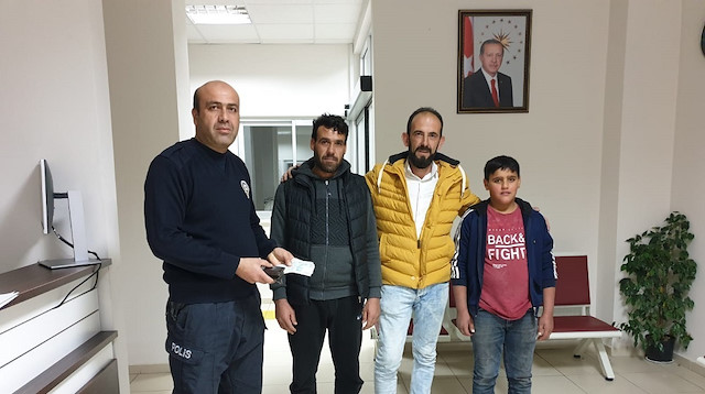 تركيا.. سوري يعيد للشرطة بطاقات ائتمان وأموال عثر عليها