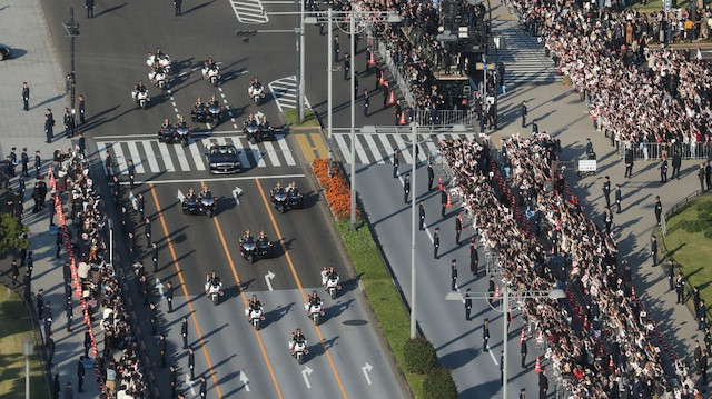 Geçtiğimiz Mayıs ayında tahtı babası İmparator Akihito’dan devralan Veliaht Prens Naruhito, Japonya’da düzenlenen taç töreni ile imparatorluğunu resmi olarak Japonya ve dünya kamuoyuna ilan etmesinin ardından, bugün de Tokyo’da gerçekleştirilen geçit töreninde halkı selamladı.