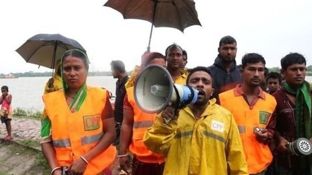 صورة لعملية إجلاء السكان المهددين من خطر الإعصار في بنغلاديش