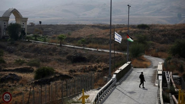 صورة لجندي إسرائيلي يمشي قبالة منطقة "الباقورة" الأردنية