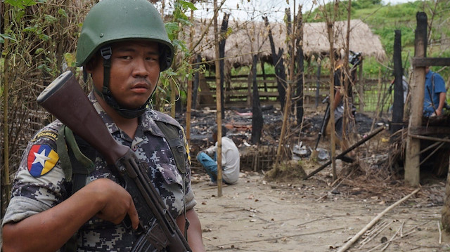 صورة من الإرشيف جندي من جيش ميانمار في مناطق الروهينغا التي تعرضت للإعتداء من قبل متطرفين بوذيين 2019