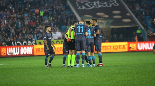 Trabzonsporlu futbolucular, Aytemiz Alanyaspor maçında hakem Abdulkadir Bitigen'e tepki gösterdi.