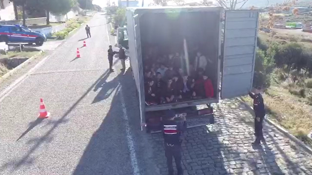 Kamyon kasasının kapısını açan jandarma, 82 kaçak göçmenle karşılaştı. 