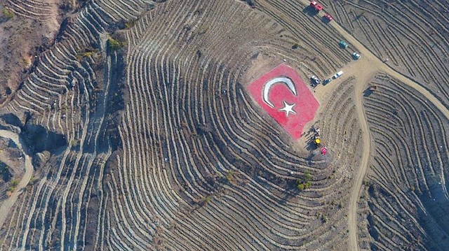 Yaklaşık 4,5 hektar alanda iş makineleriyle ay-yıldız şekli oluşturuldu.