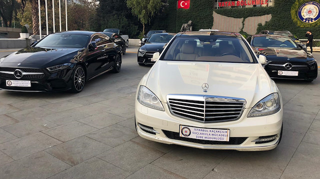 El konulan lüks araçlar İstanbul Emniyet Müdürlüğünün bahçesinde basına gösterildi. 