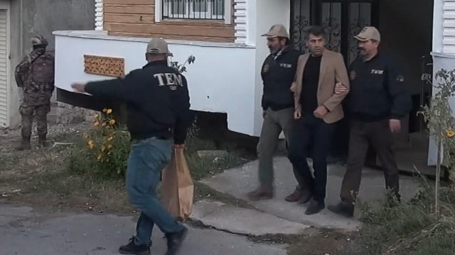 HDP’li İpekyolu Belediye Başkanı Azim Yacan tutuklandı.