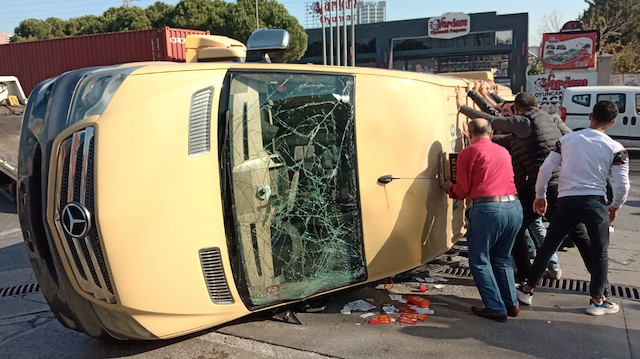 Bağcılar'da minibüsle hafif ticari araç çarpıştı