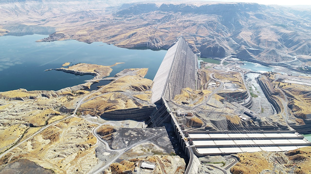 DSİ 16. Bölge Müdürü Ali Naci Kösalı, AA muhabirine, Güneydoğu Anadolu Projesi'nin can damarı olan Ilısu Barajı'nın aynı zamanda Cizre Barajı'nın da yapımına imkan sağlayacağını söyledi.

