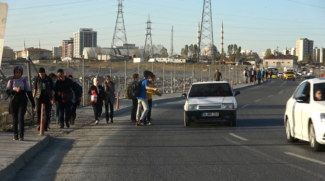 Istanbul Sultangazi De 4 Farkli Lisenin Ogrencileri Kilometrelerce Yol Yuruyor Yeni Safak