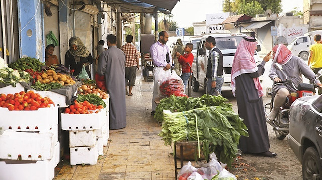 Tel Abyad'daki fırın, manav, market, berber, eczane, restoran ve pastaneler uzun zaman sonra tekrar kepenk açarak zararlarını telafi etmeye çalışıyor.