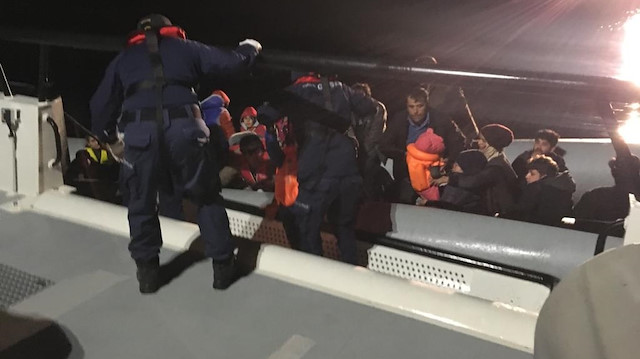 Yetkililer göçmenleri güvenli bir şekilde karaya çıkardı.
