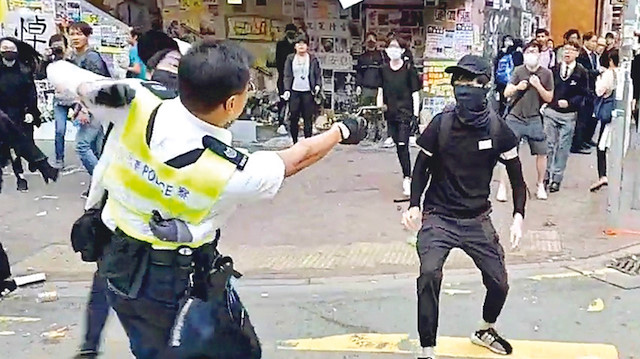 Hong Kong'da polis protestoculara ateş etti