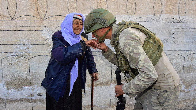 Rasulayn bölgesinde görev yapan Mehmetçik yaşlı bir kadının elini öptü.