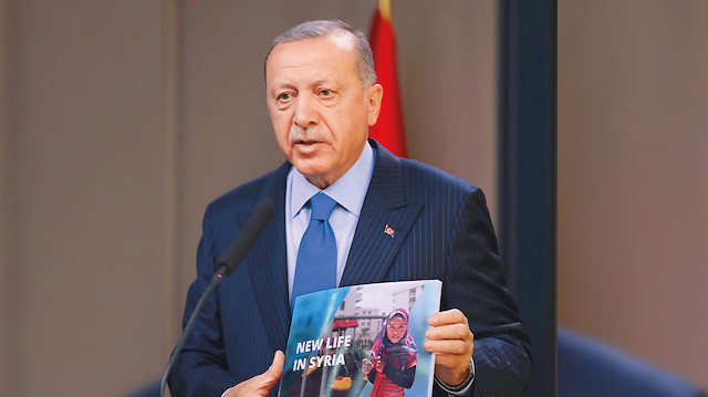 Erdoğan, Trump’a verilecek güvenli bölge kitapçığını gösterdi.