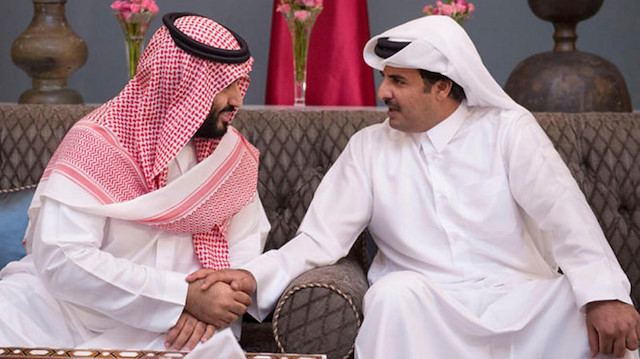 Katar Emiri Şeyh Temim ile Suudi Arabistan Veliaht Prensi Muhammed bin Selman, abluka krizi öncesinde bir araya gelmişti. (ARŞİV)