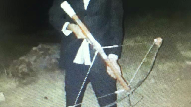 Hücre evinde ele geçirilen örgütsel dokümanlar arasında teröristlerin arazide "arbalet silahı" ile eğitim yaptıkları anlara ilişkin fotoğraflara rastlandı.