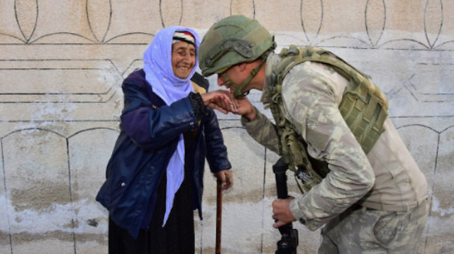 الدفاع التركية تنشر فيديو لجندي يقبّل يد مسنة سورية