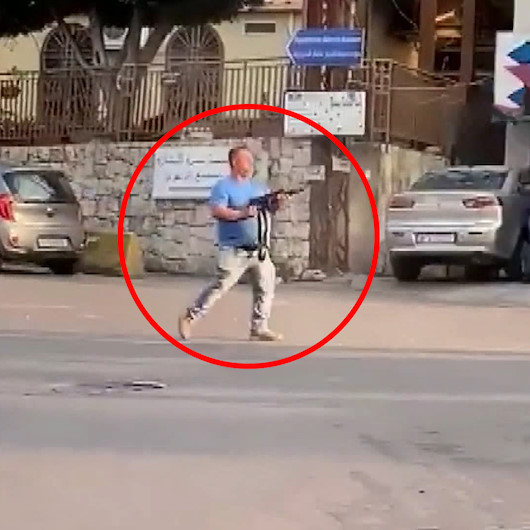 Lübnan’da hükümet yanlısı bir kişi eylemcilere ateş açtı