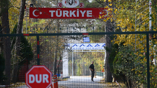 بعد ترحيله من تركيا.. إرهابي أمريكي عالق على الحدود مع اليونان