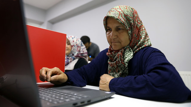 Türkiye’de ise internet kullanan yaşlılardan yüzde 71’inin sosyal ağlarda olduğu kaydedildi. 