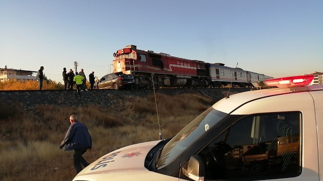 Trenin otomobile çarpması sonucu yaralanan 3 kişi hastaneye kaldırılmıştı. 