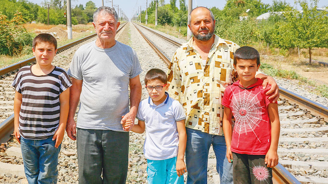 Norman Osmanov (81, oğlu ve torunlarıyla sürgün edildiği tren yolunun yanındaki evlerinde yaşamını sürdürüyor.