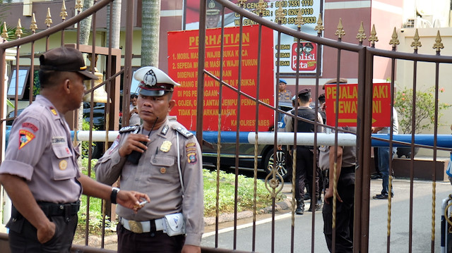 Endonezya'nın Medan kentinde meydana gelen bir patlama sonrasında yerel polis merkezinin girişinde nöbet tutuyor.